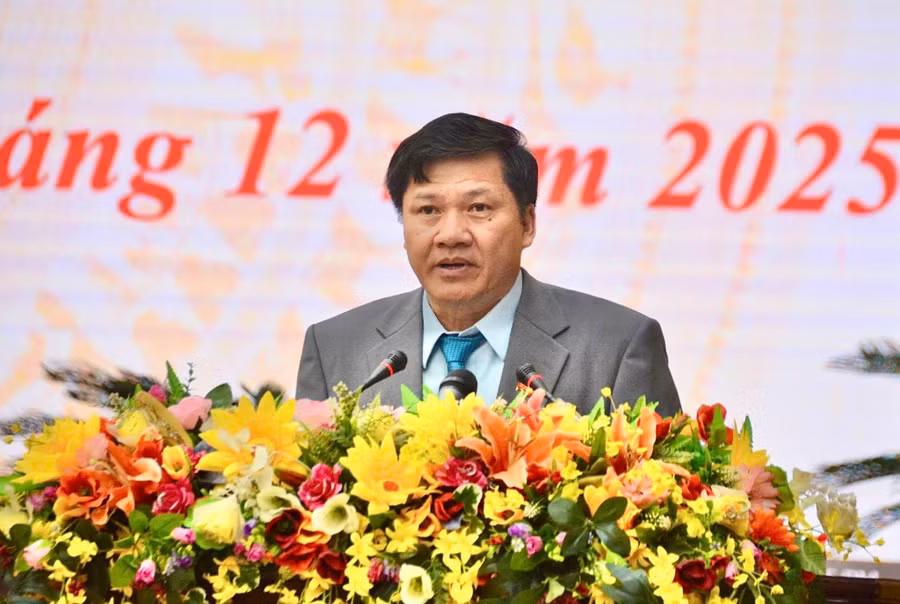 uy-vien-ban-thuong-vu-tinh-uy-pho-chu-tich-thuong-truc-hdnd-tinh-truong-van-dat-phat-bieu-be-mac-ky-hop-thu-5-hdnd-tinh-gia-lai-khoa-xii.jpg