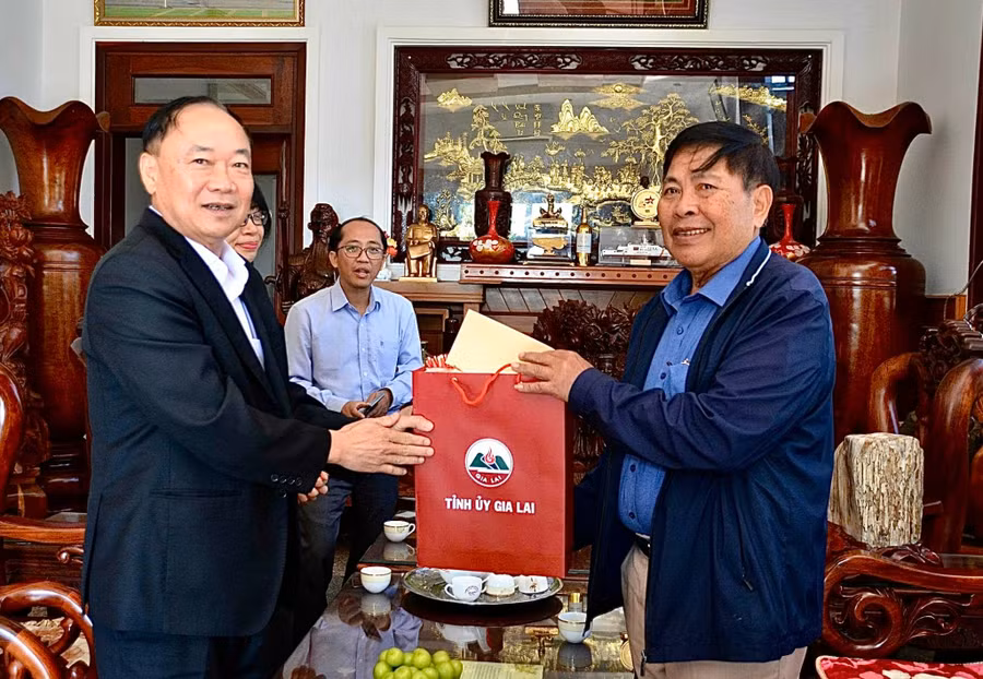 bi-thu-tinh-uy-thai-dai-ngoc-tham-tang-qua-dong-chi-ha-son-nhin-nguyen-bi-thu-tinh-uy-gia-lai-cu.jpg