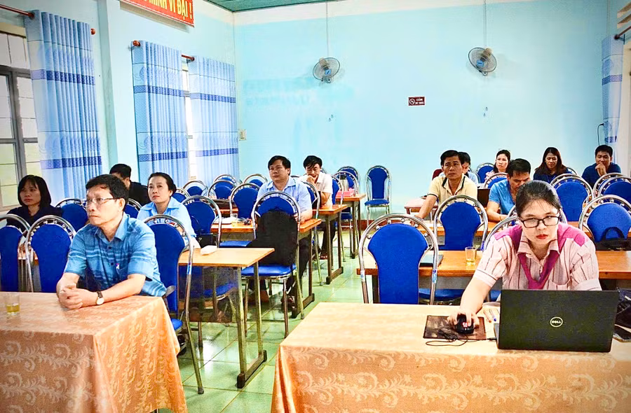 cac-giao-vien-truong-thpt-co-so-2-nguyen-truong-to-xa-ia-nan-tham-gia-tap-huan-ve-giao-duc-stem.jpg