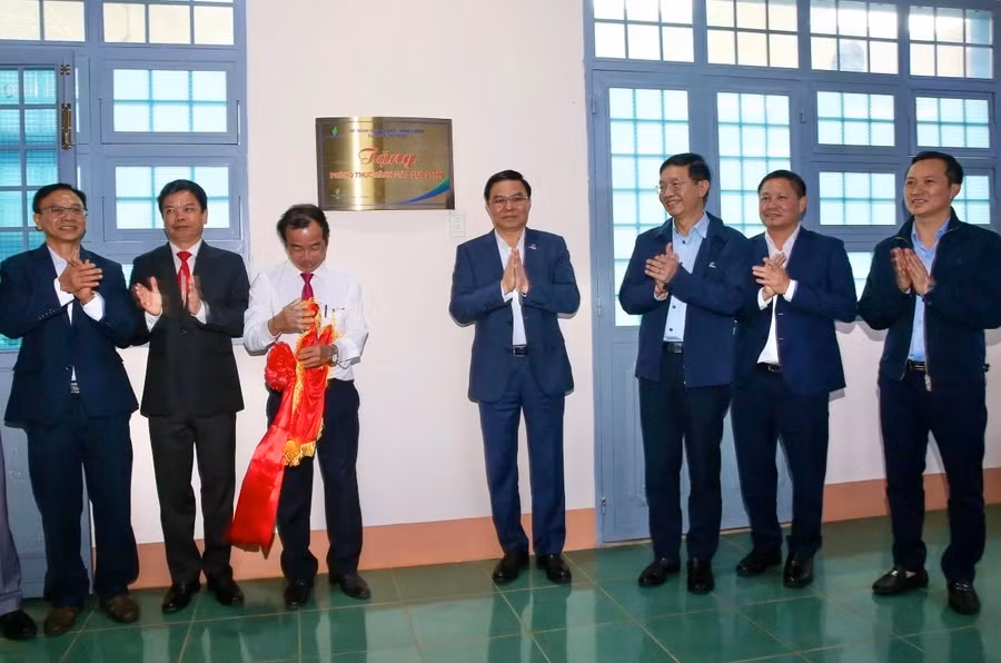 cac-dai-bieu-thuc-hien-nghi-thuc-khanh-thanh-phong-stem-tai-truong-thcs-nguyen-du.jpg