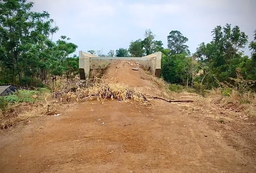 cay-cau-gan-nhu-hoan-thanh-nhung-duong-dan-o-2-dau-cau-chua-duoc-dau-tu-dong-bo-do-thieu-von.jpg