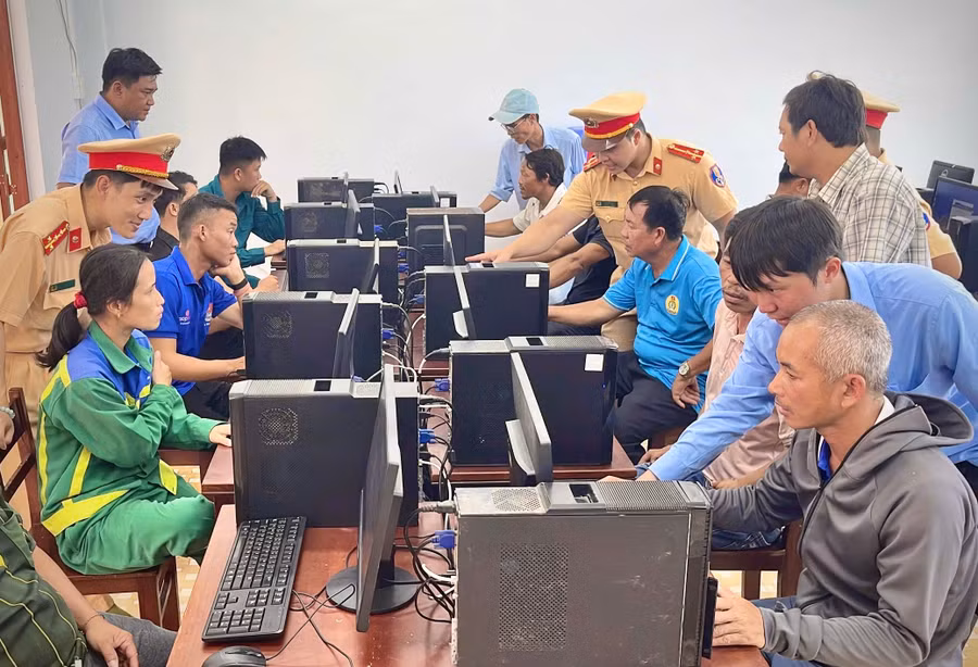 cong-an-tinh-phoi-hop-voi-cac-co-so-dao-tao-mien-phi-toan-bo-chi-phi-dao-tao-sat-hach-va-cap-gplx-mo-to-cho-ho-ngheo-anh-mp.jpg