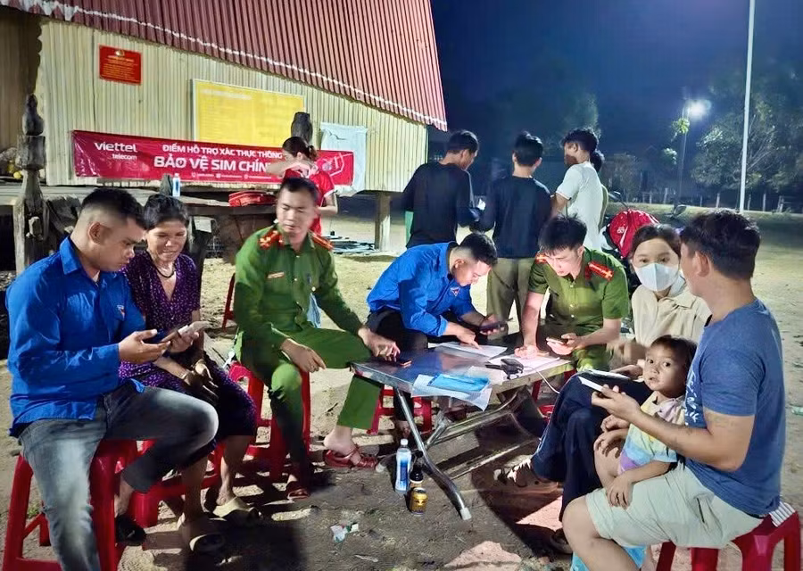 cong-an-xa-chu-a-thai-ho-tro-nguoi-dan-lam-ho-so-cap-can-cuoc-cong-dan-va-kich-hoat-tai-khoan-dinh-danh-dien-tu-muc-do-2-tai-thon-lang.jpg