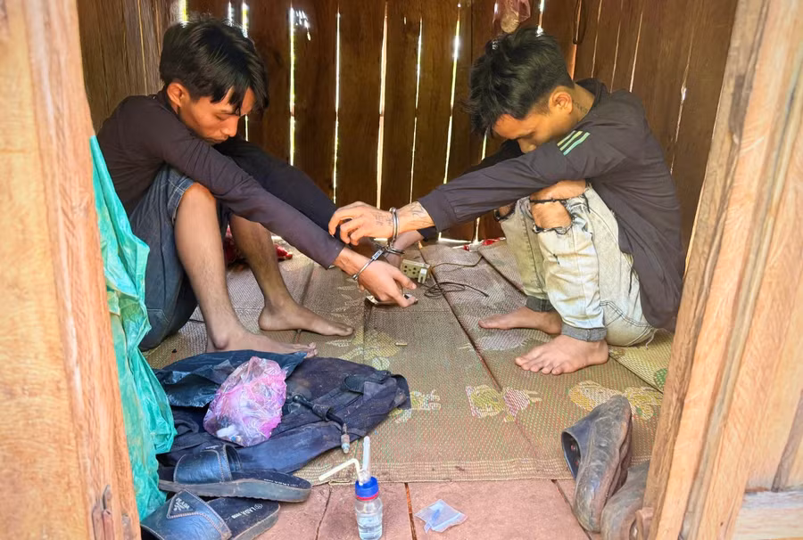 cong-an-xa-ia-o-bat-qua-tang-ro-mah-hieu-va-ksor-trieu-sn-2000-cung-tru-lang-mit-jep-dang-co-hanh-vi-su-dung-trai-phep-chat-ma-tuy.jpg