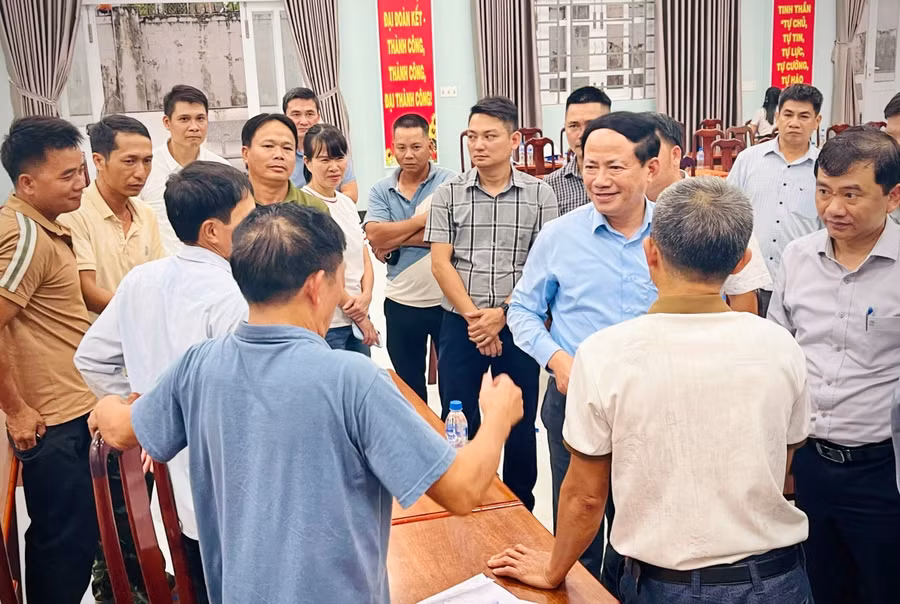 chu-tich-ubnd-tinh-pham-anh-tuan-ao-so-mi-xanh-dung-giua-dong-vien-cac-ho-nhan-khoan-tiep-tuc-hop-tac-dong-hanh-cung-doanh-nghiep-trong-qua-trinh-san-xuat.jpg