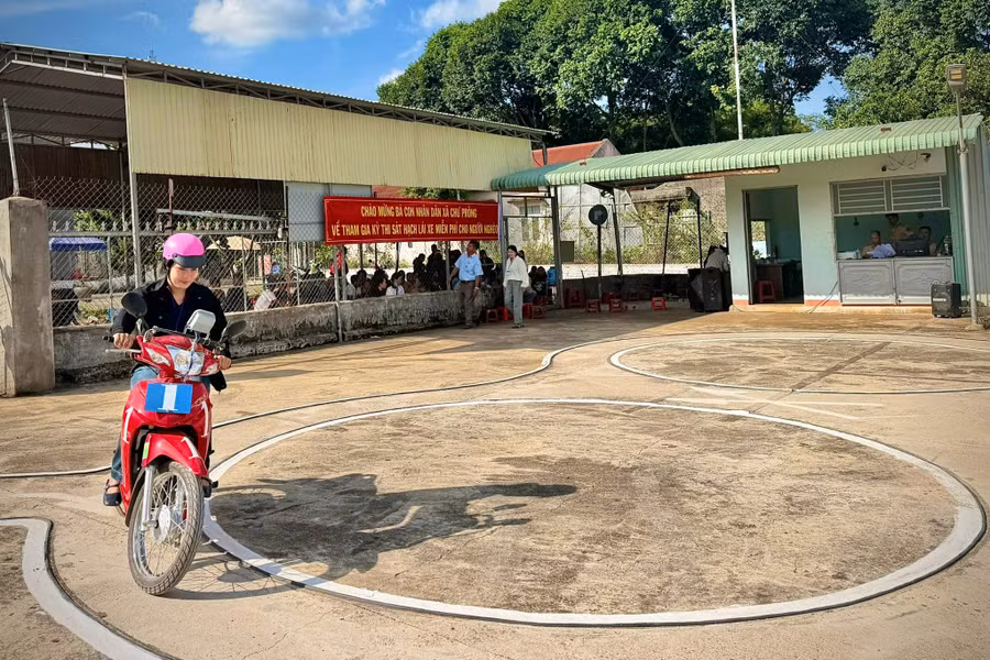 hoc-vien-la-ho-ngheo-tham-gia-ky-thi-sat-hach-cap-gplx-mien-phi-tai-xa-chu-prong.jpg