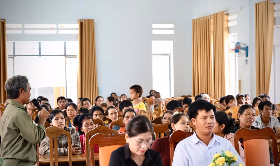 dong-dao-nguoi-dan-cac-lang-o-xa-krong-den-theo-doi-phien-toa-gia-dinh.jpg