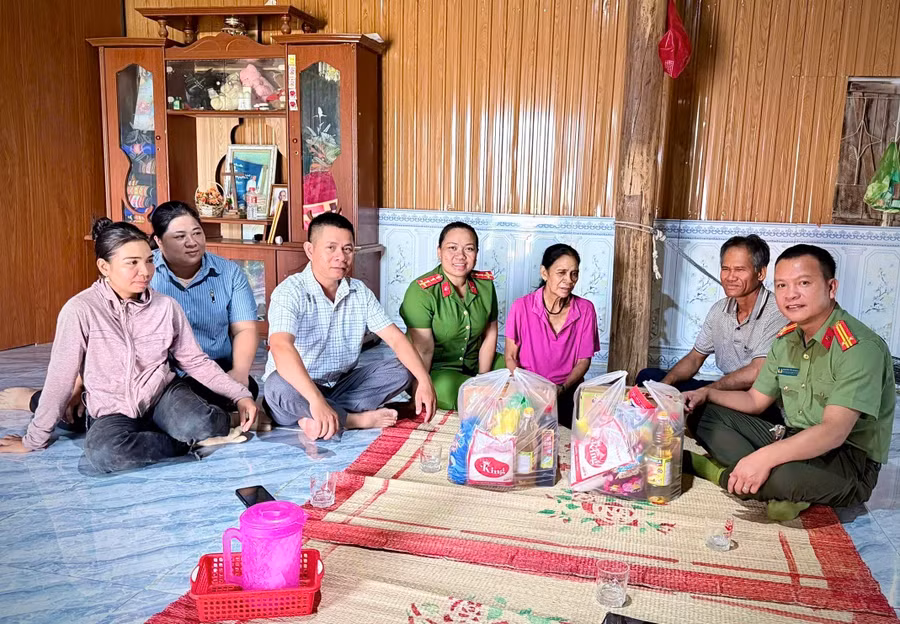 chinh-quyen-dia-phuong-va-can-bo-cong-an-xa-chu-a-thai-den-tang-qua-dong-vien-ba-rcom-hya-nguoi-thu-3-tu-phai-sang-xoa-bo-mac-cam-vung-tin-tai-hoa-nhap-cong-dong.jpg