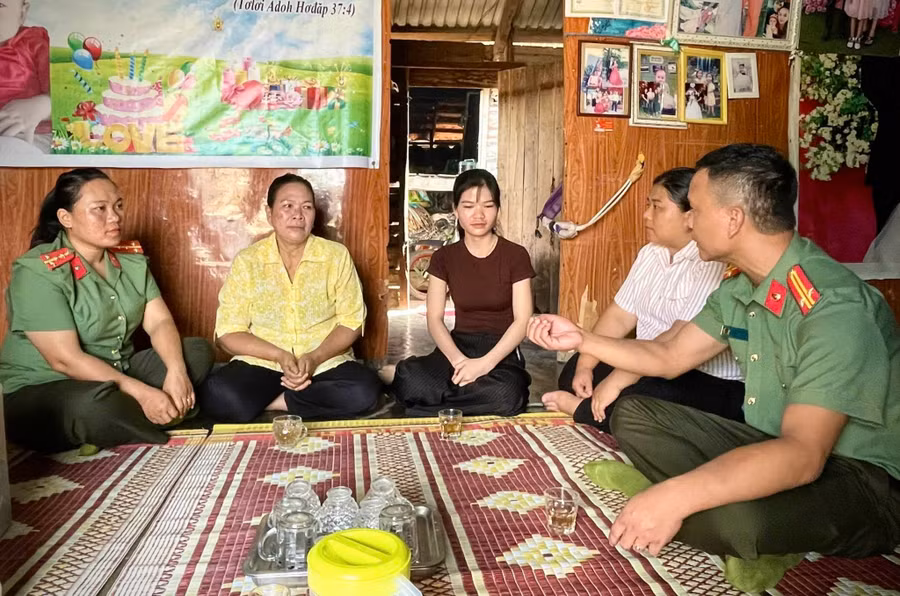nho-cong-an-xa-chu-a-thai-ho-tro-hoan-tat-cac-thu-tuc-me-con-ba-ksor-hnhih-va-chi-ksor-hon-nguoi-thu-2-va-thu-3-tu-trai-sang-hoi-huong-sau-gan-8-nam-luu-lac-bat-hop-phap-tai-thai-lan-anh-vl.jpg