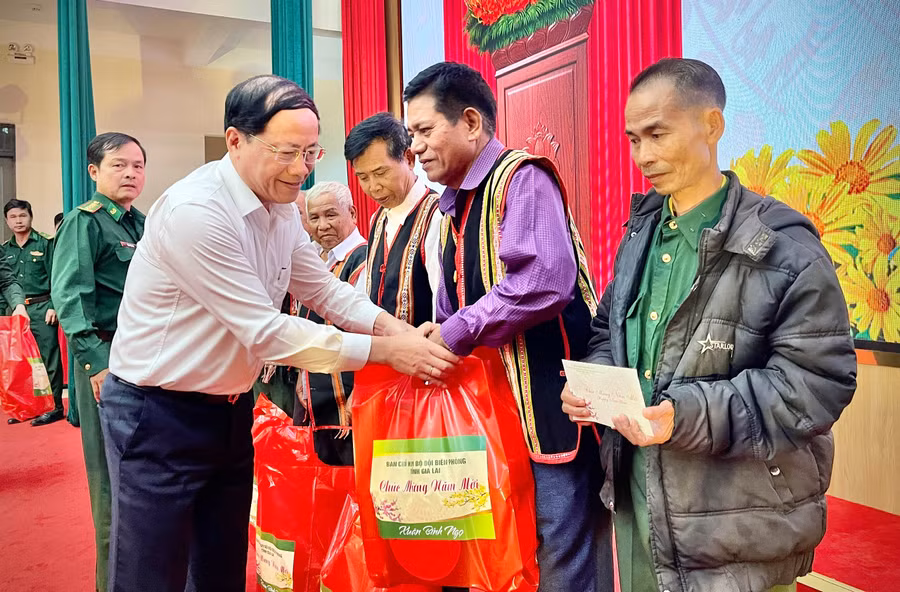uy-vien-ban-chap-hanh-trung-uong-dang-pho-bi-thu-tinh-uy-chu-tich-ubnd-tinh-pham-anh-tuan-tang-qua-cho-cac-gia-lang-nguoi-uy-tin-khu-vuc-bien-gioi.jpg