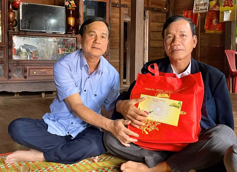 truong-ban-noi-chinh-tinh-uy-vo-thanh-hung-den-tham-va-tang-qua-gia-dinh-ong-siu-gook-lang-puoi-lop-xa-ia-le-huyen-chu-puh-benh-binh-gia-dinh-nguoi-co-cong-tieu-bieu.jpg