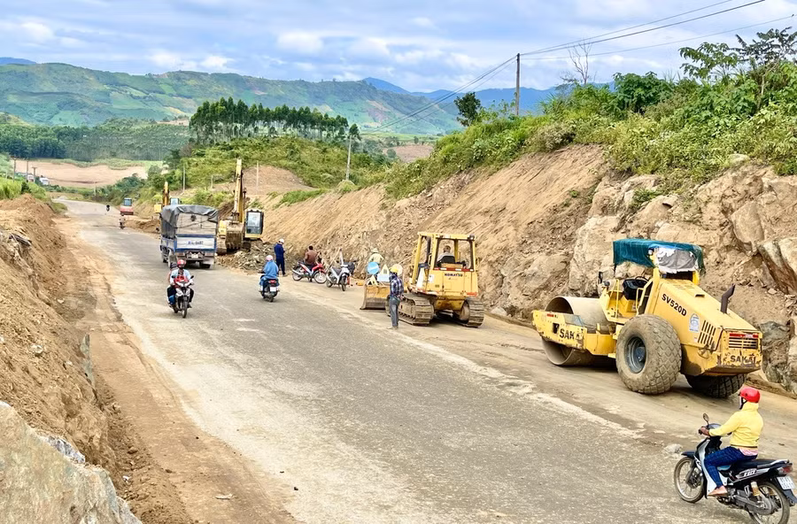 doc-doi-phan-doan-km95770-km95900-doan-qua-dia-ban-huyen-dak-po-don-vi-thi-cong-phai-no-min-pha-da-nhieu-lan-phuc-vu-cho-viec-thi-cong-du-an.jpg