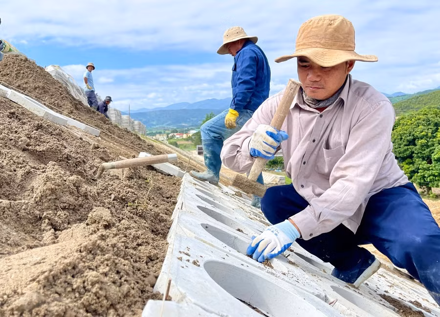 ong-nguyen-huu-quang-to-13-phuong-an-phu-thi-xa-an-khe-lao-dong-tu-do-tham-gia-doi-thi-cong-lap-dat-phan-ap-mai-ta-luy-duong-doan-qua-dia-ban-xa-an-thanh-huyen-dak-po.jpg