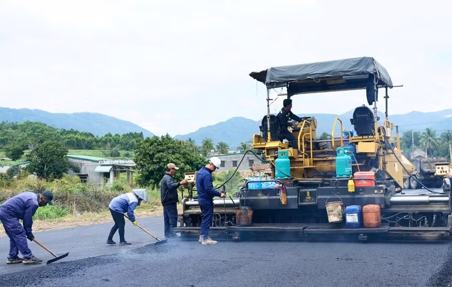 cong-nhan-hoi-ha-tham-be-tong-nhua-o-nhung-met-cuoi-cung-cua-du-an-nang-cap-quoc-lo-19-doan-qua-dia-ban-xa-an-thanh-huyen-dak-po-tinh-gia-lai.jpg
