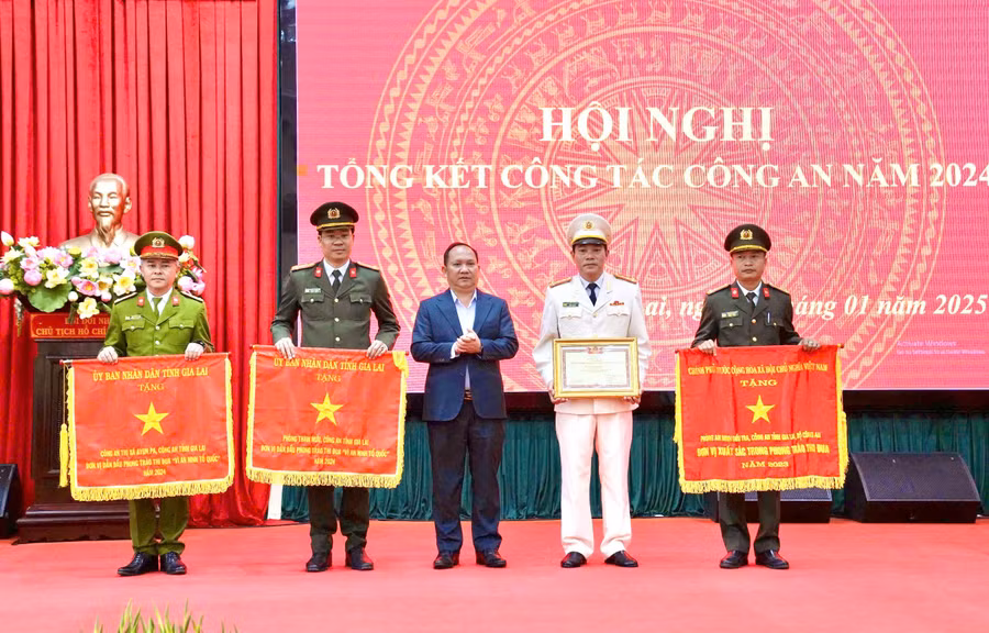 chu-tich-ubnd-tinh-trao-co-thi-dua.jpg