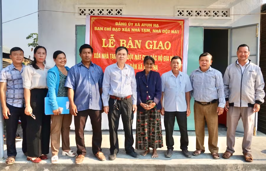 dai-dien-lanh-dao-ubnd-huyen-phu-thien-xa-ayun-ha-va-cac-doan-the-to-chuc-ban-giao-nha-cho-ho-ba-rcom-hpia-lang-plei-ring-dap-dung-thu-4-tu-phai-sang.jpg