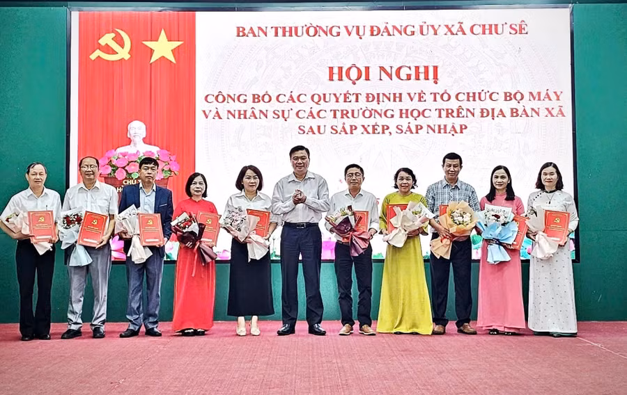 cong-bo-cac-quyet-dinh-ve-cong-tac-to-chuc.jpg