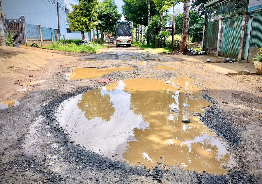 mot-trong-nhung-nguyen-nhan-khien-duong-nhanh-xuong-cap-la-do-luong-xe-tai-trong-lon-luu-thong-thuong-xuyen-trong-khi-tuyen-duong-chua-duoc-dau-tu-he-thong-thoat-nuoc-hoan-chinh.jpg