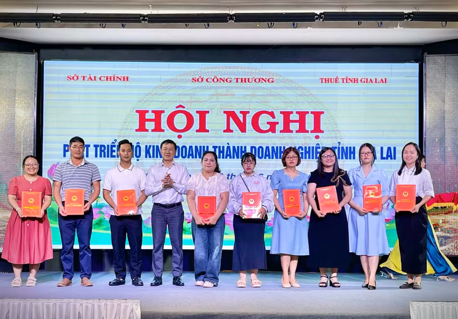 dai-dien-lanh-dao-so-tai-chinh-trao-giay-chung-nhan-dang-ky-doanh-nghiep-cho-cac-ho-kinh-doanh-chuyen-doi-len-doanh-nghiep-anh-minh-phuong.jpg