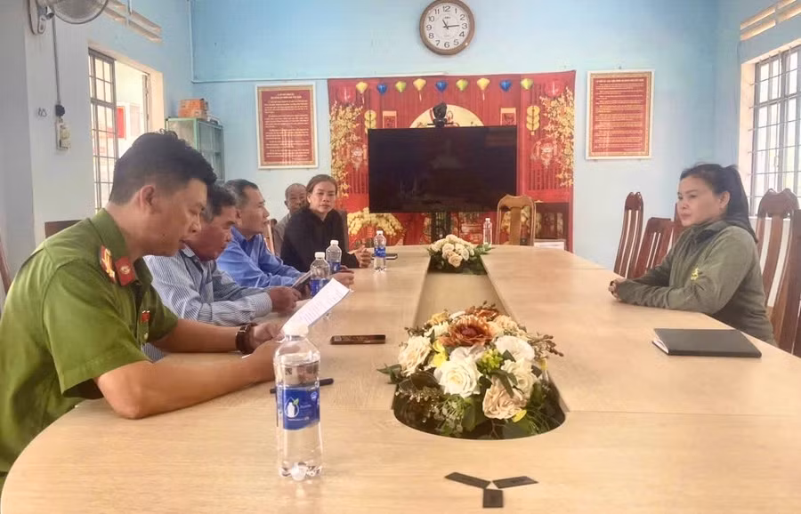 cong-an-lam-viec-voi-dai-dien-nha-xe-gia-dinh-cac-chau-co-hanh-vi-nem-da-xem-khach-dem-20-6-tai-dia-phan-xa-hra.jpg