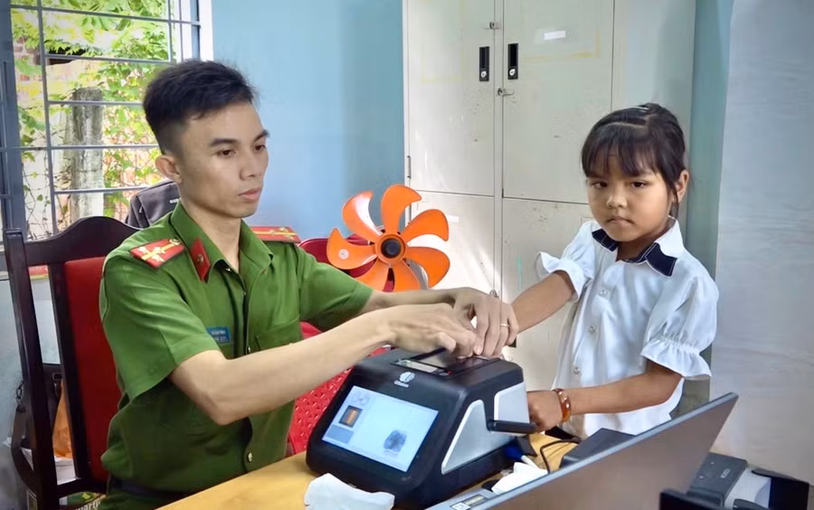 ho-tro-cong-dan-tu-6-den-duoi-14-tuoi-thuc-hien-thu-tuc-cap-can-cuoc-cong-dan.jpg