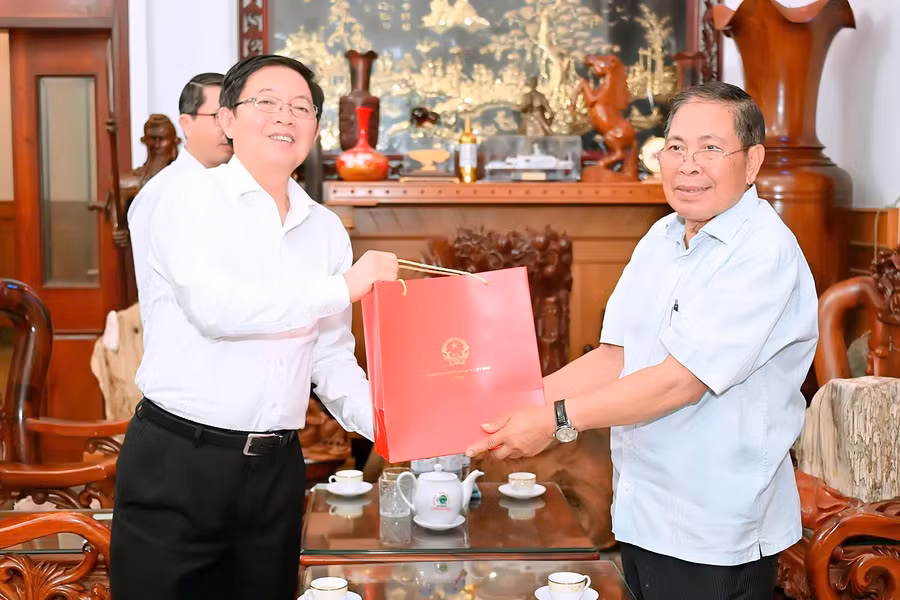 pho-thu-tuong-chinh-phu-ho-quoc-dung-tham-tang-qua-dong-chi-ha-son-nhin-nguyen-uy-vien-ban-chap-hanh-trung-uong-dang-nguyen-bi-thu-tinh-uy-gia-lai.jpg
