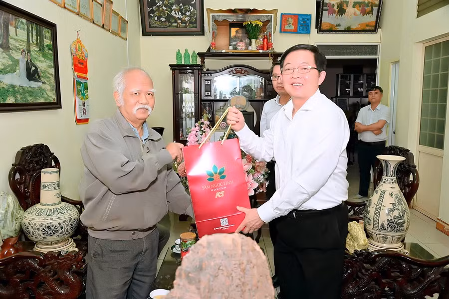 pho-thu-tuong-chinh-phu-ho-quoc-dung-tham-tang-qua-dong-chi-ksor-phuoc-nguyen-uy-vien-ban-chap-hanh-trung-uong-dang-nguyen-chu-tich-hoi-dong-dan-toc-cua-quoc-hoi-nguyen-bi-thu-tinh-uy-gia-lai.jpg