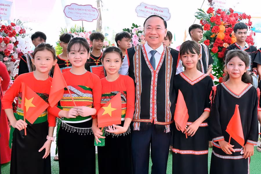 bi-thu-tinh-uy-thai-dai-ngoc-va-cac-em-hoc-sinh-truong-pho-thong-noi-tru-tieu-hoc-va-thcs-ia-puch-trong-ngay-khai-giang-va-khanh-thanh-ngoi-truong-moi.jpg