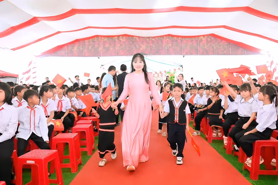 nghi-thuc-chao-mung-cac-em-hoc-sinh-dau-cap-khoi-cap-1.jpg