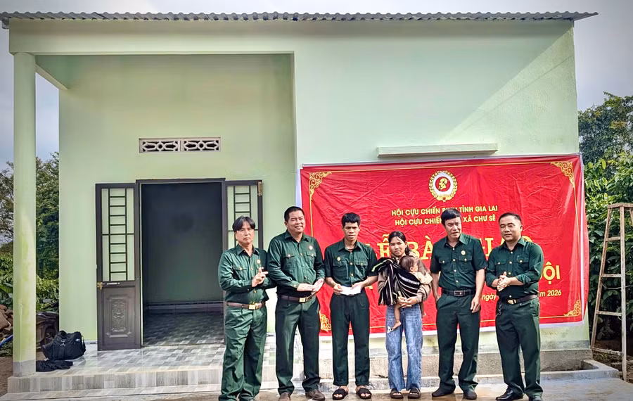 trao-nha-nghia-tinh-dong-doi-cho-hoi-vien-co-hoan-canh-kho-khan-ve-nha-o-la-ong-rah-lan-dua-thon-vinh-ha.jpg