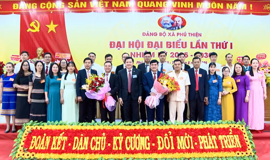ra-mat-bch-phu-thien.jpg