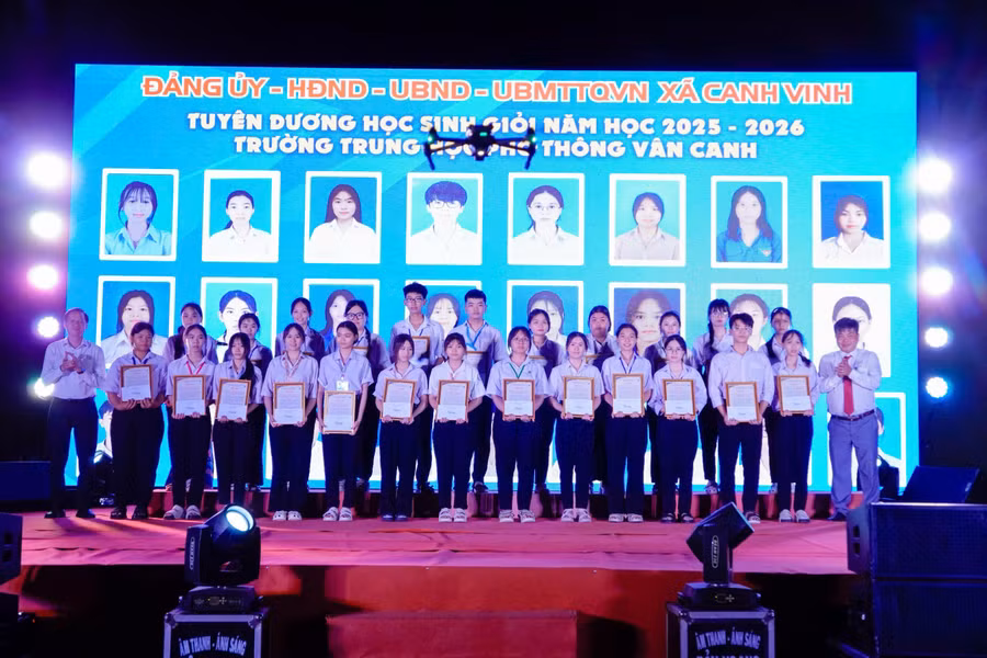 UBND xã Canh Vinh trao phần thưởng cho học sinh đạt danh hiệu học sinh giỏi, học sinh xuất sắc năm 2025-2026. Ảnh: Phan Tuấn