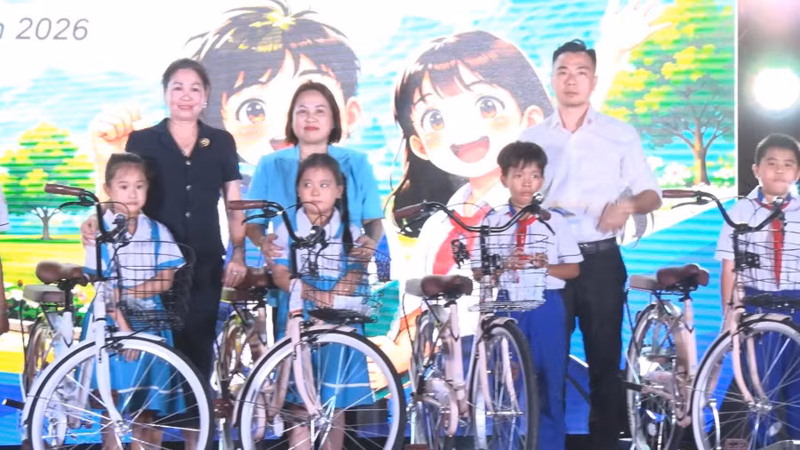 Phó Chủ tịch HĐND tỉnh Huỳnh Thúy Vân (bìa trái) và lãnh đạo xã Canh Vinh trao tặng xe đạp cho học sinh có hoàn cảnh khó khăn. Ảnh: Phan Tuấn