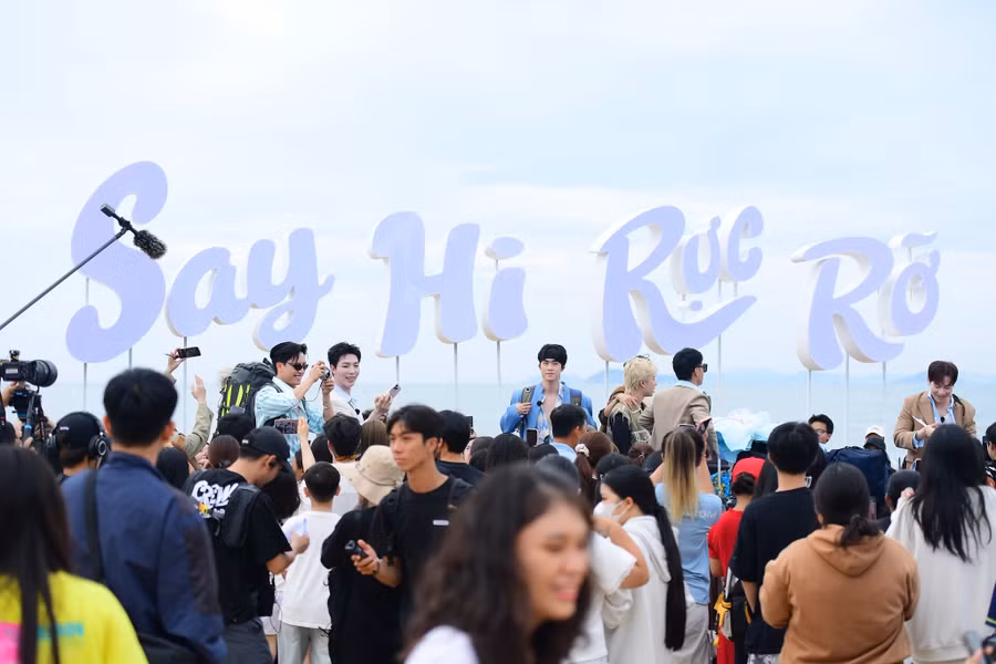dan-nghe-si-say-hi-ruc-ro-giao-luu-khan-gia-gia-lai-truoc-gio-nhap-dao-cu-lao-xanh-3.jpg