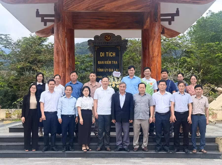uy-ban-kiem-tra-tinh-uy-dang-hoa-dang-huong-tai-bia-di-tich-ban-kiem-tra-tinh-uy-gia-laianhh.jpg