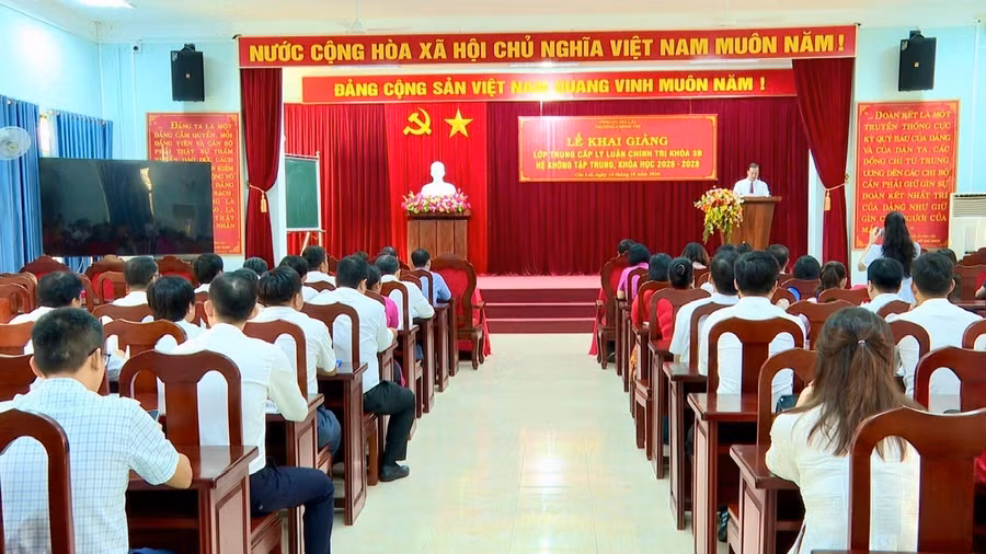 khai-giang-lop-trung-cap-ly-luan-chinh-tri-khoa-3b.jpg