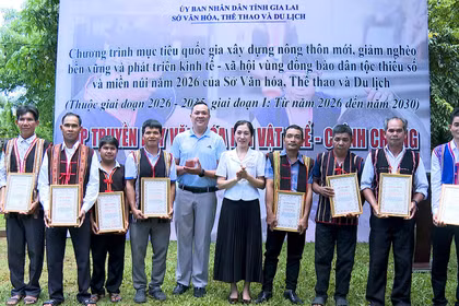 Ban Tổ chức trao chứng nhận hoàn thành khoá học kỹ năng chỉnh chiêng cho các học viên. 