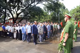 Dâng hoa, dâng hương tại Nhà bia tưởng niệm liệt sĩ xã Gào