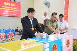 Lãnh đạo tỉnh dự lễ khai mạc bầu cử tại các khu vực bỏ phiếu trên địa bàn tỉnh