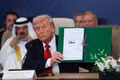 Tổng thống Mỹ Donald Trump ký thỏa thuận tại hội nghị thượng đỉnh về chấm dứt xung đột Gaza ở Ai Cập ngày 13-10. Ảnh: Reuters