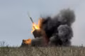 Binh sĩ Ukraine bắn hệ thống tên lửa phóng loạt (MLRS) về phía quân đội Nga, gần tiền tuyến Pokrovsk thuộc vùng Donetsk, ngày 9-12-2025. Ảnh: Reuters
