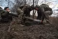 Binh sĩ Ukraine chuẩn bị hỏa lực. Ảnh: Reuters