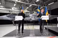 Tổng thống Ukraine Volodymyr Zelensky và Thủ tướng Thụy Điển Ulf Kristersson. Ảnh: Reuters