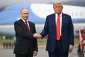 Tổng thống Donald Trump bắt tay Tổng thống Vladimir Putin trong cuộc gặp tại Alaska năm 2025. Ảnh: AFP