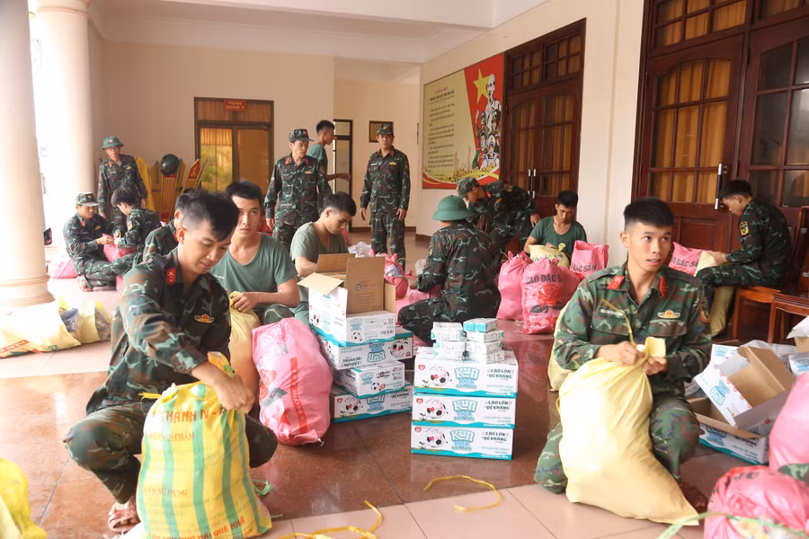 bo-doi-chuan-bi-nhu-yeu-pham-de-tiep-te-nguoi-dan-vung-co-lap-do-mua-lu.jpg