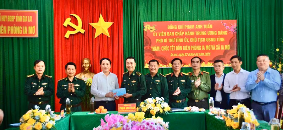 uy-vien-ban-chap-hanh-trung-uong-dang-pho-bi-thu-tinh-uy-chu-tich-ubnd-tinh-pham-anh-tuan-tang-qua-chuc-tet-can-bo-chien-si-don-bien-phong-ia-lop.jpg