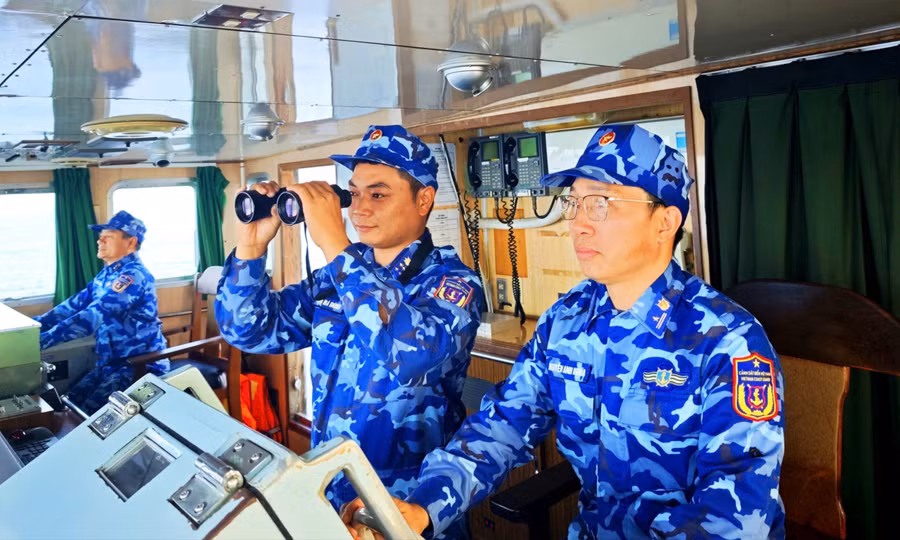 can-bo-chien-si-hai-doi-211-thuc-hien-nhiem-vu-tren-bien.jpg