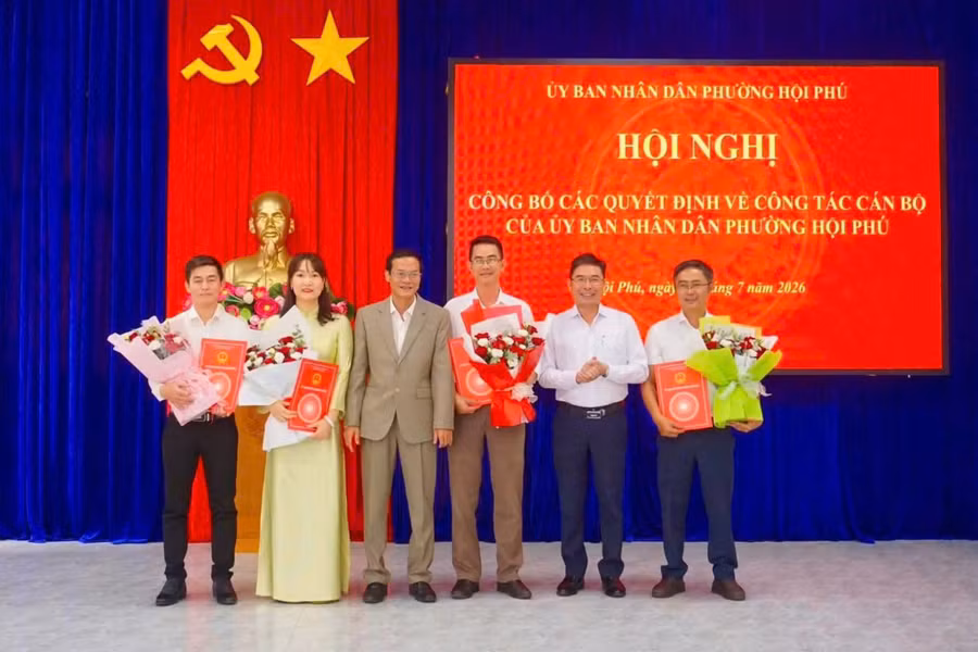 ubnd-phuong-hoi-phu-cong-bo-cac-quyet-dinh-ve-cong-tac-can-bo.jpg