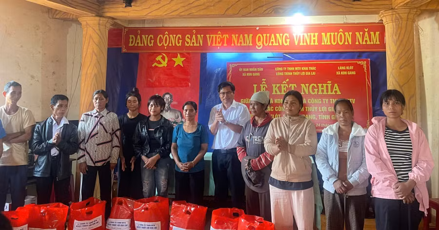 tang-qua-cho-ho-ngheo-lang-klot.jpg