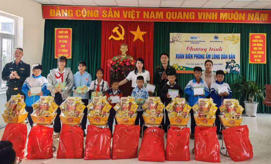 trao-qua-cho-cac-em-hoc-sinh.jpg